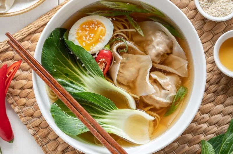 Zupa wonton miska zupy z pierożkami