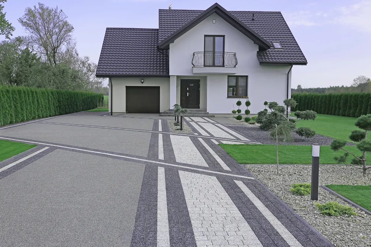 Nowoczesny podjazd z kruszywa przed domem