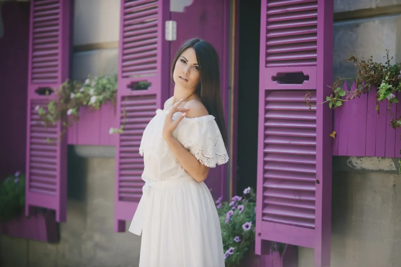 kobieta w białej sukience we śnie