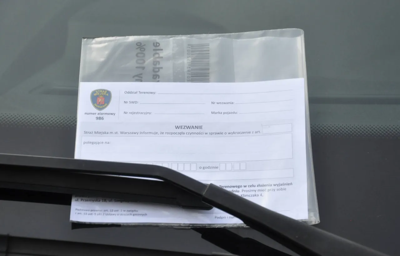 Wezwanie Straży Miejskiej m.st. Warszawy. Czy straż miejska może wystawić mandat? Dokument informuje o rozpoczęciu czynności w sprawie wykroczenia.