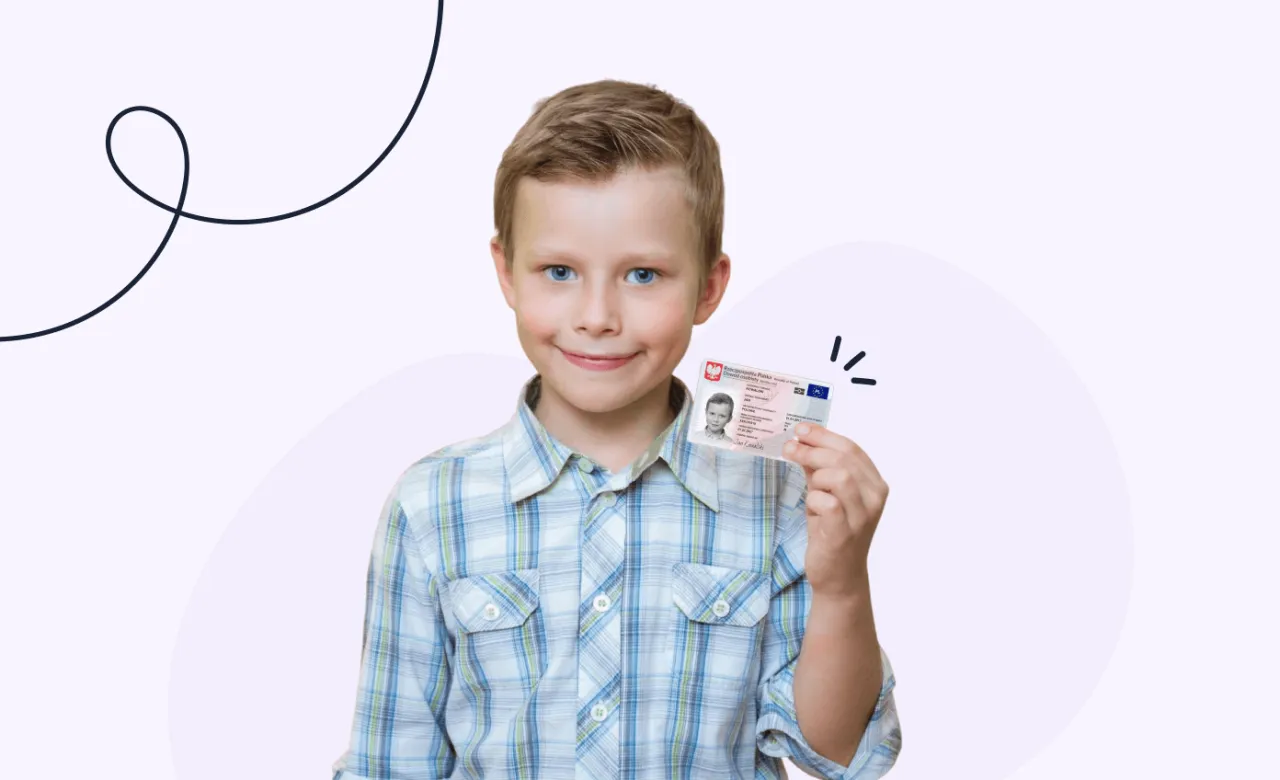 Chłopiec z dumą prezentuje dowód osobisty. Dowiedz się, ile czeka się na dowód osobisty dla dziecka.