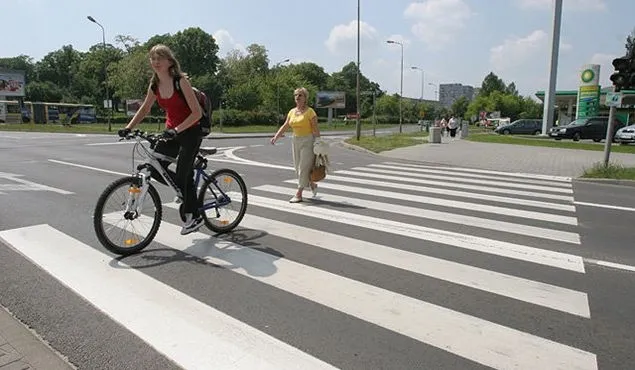 Rowerzysta na chodniku pierwszeństwo pieszych
