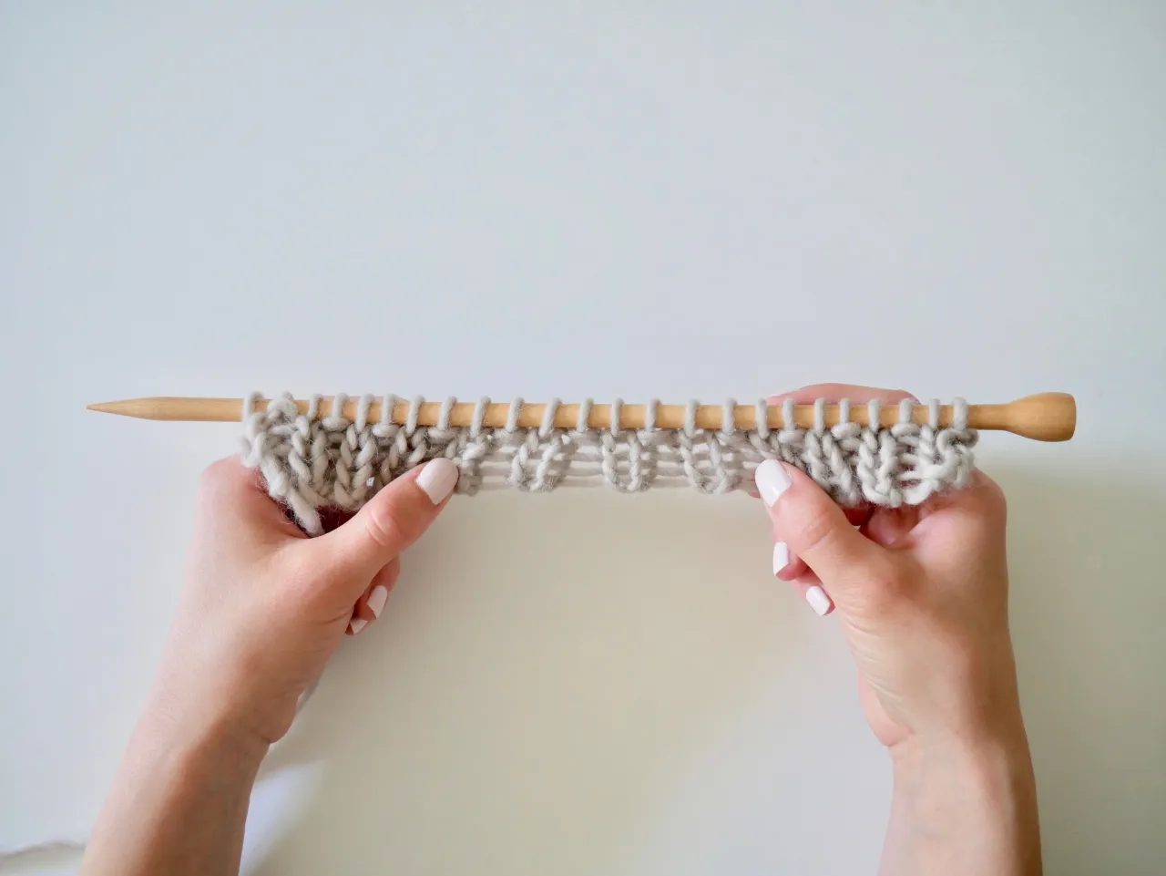 Techniki nabierania oczek na plisę guzikową