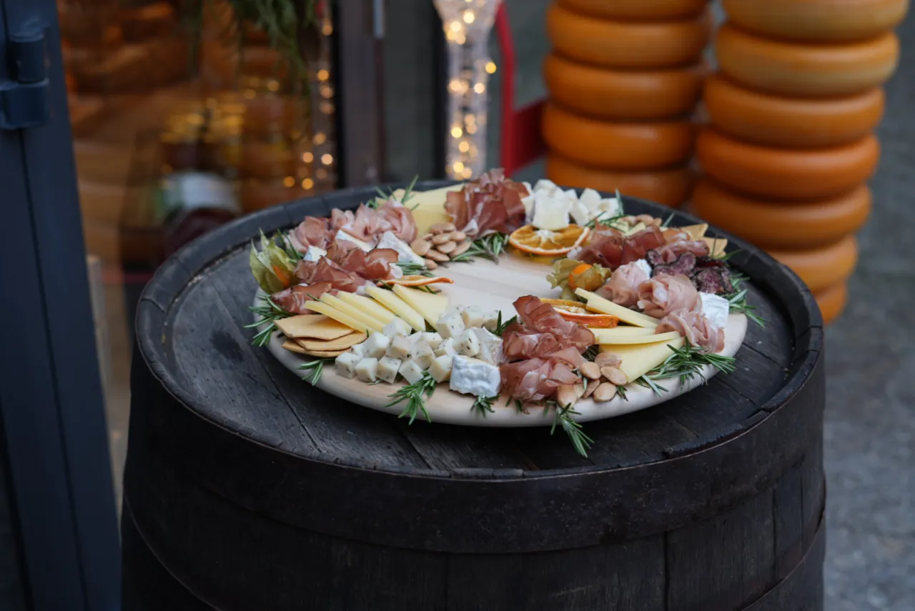 elegancka deska ser&oacute;w z r&oacute;żnymi dodatkami