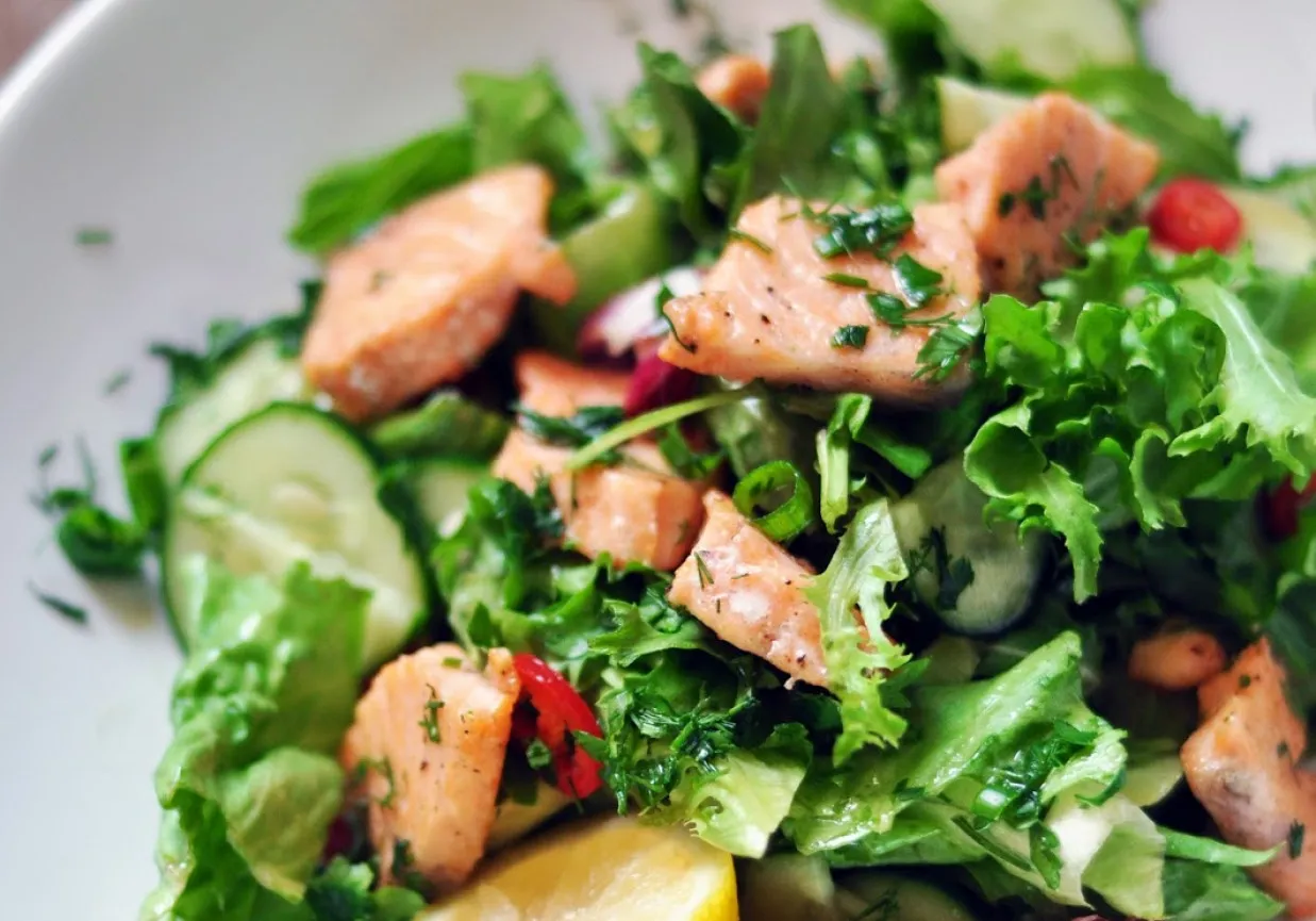 Sałatka z łososiem pieczonym