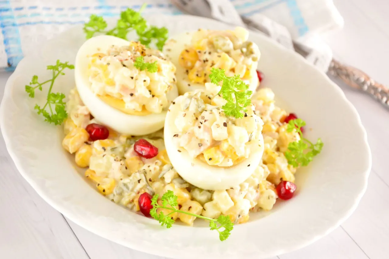 Pyszne faszerowane jajka z sałatką warzywną i granatem. Świetny pomysł na to, co można zrobić z ugotowanych jajek.