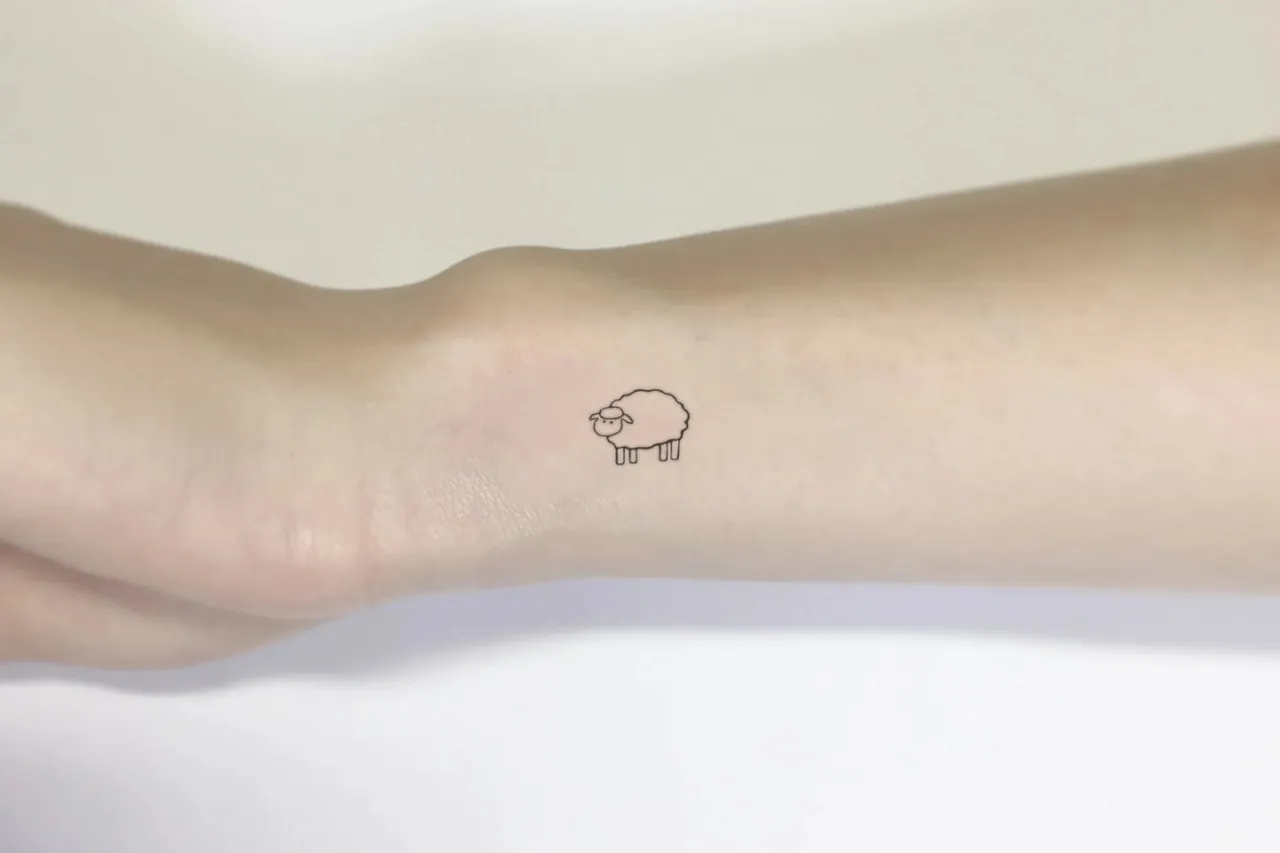 przykładowe małe tatuaże minimalistyczne kolorowe