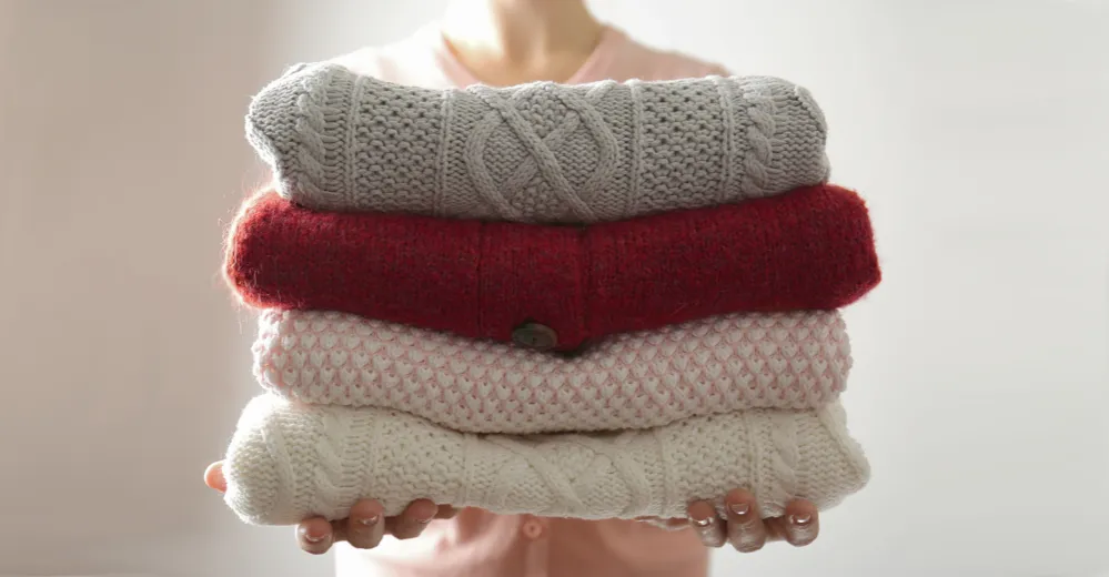 składanie grubego swetra