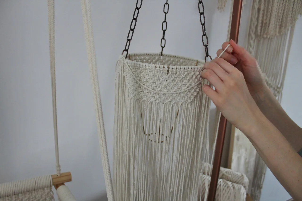 Ręce tworzą abażur makrama. Zobacz, jak zrobić taki unikatowy dodatek do domu.
