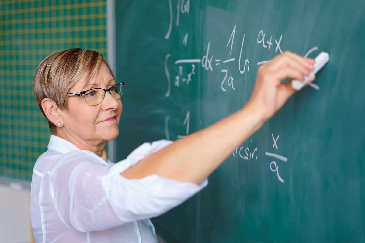 nauczycielka w szkole przy tablicy