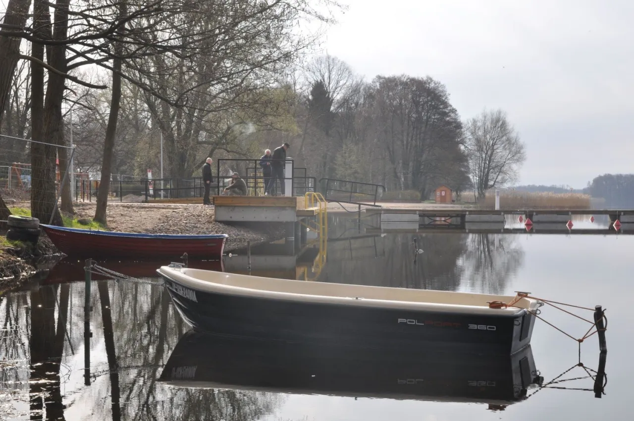 Wodowanie łodzi jezioro Kopań