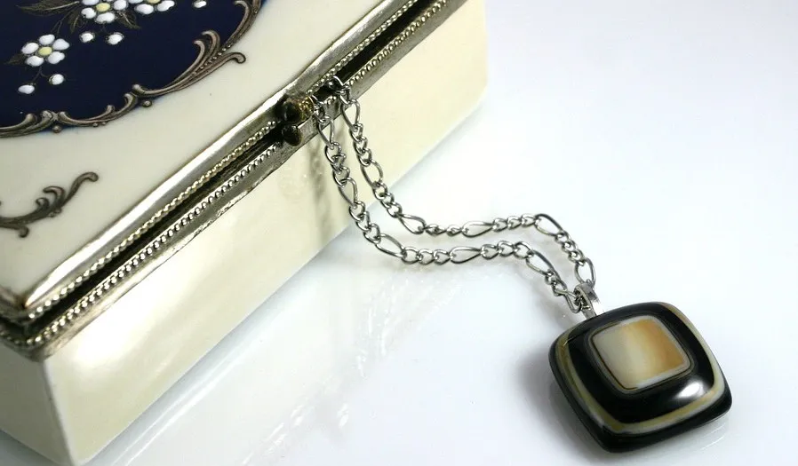 Prawidłowe przechowywanie srebrnej biżuterii