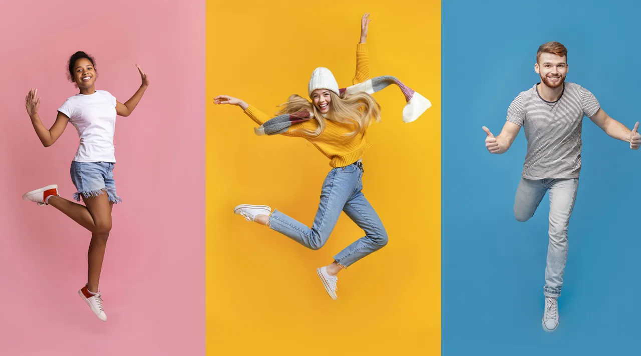 młoda osoba szukająca pracy na laptopie, studenci na targach pracy