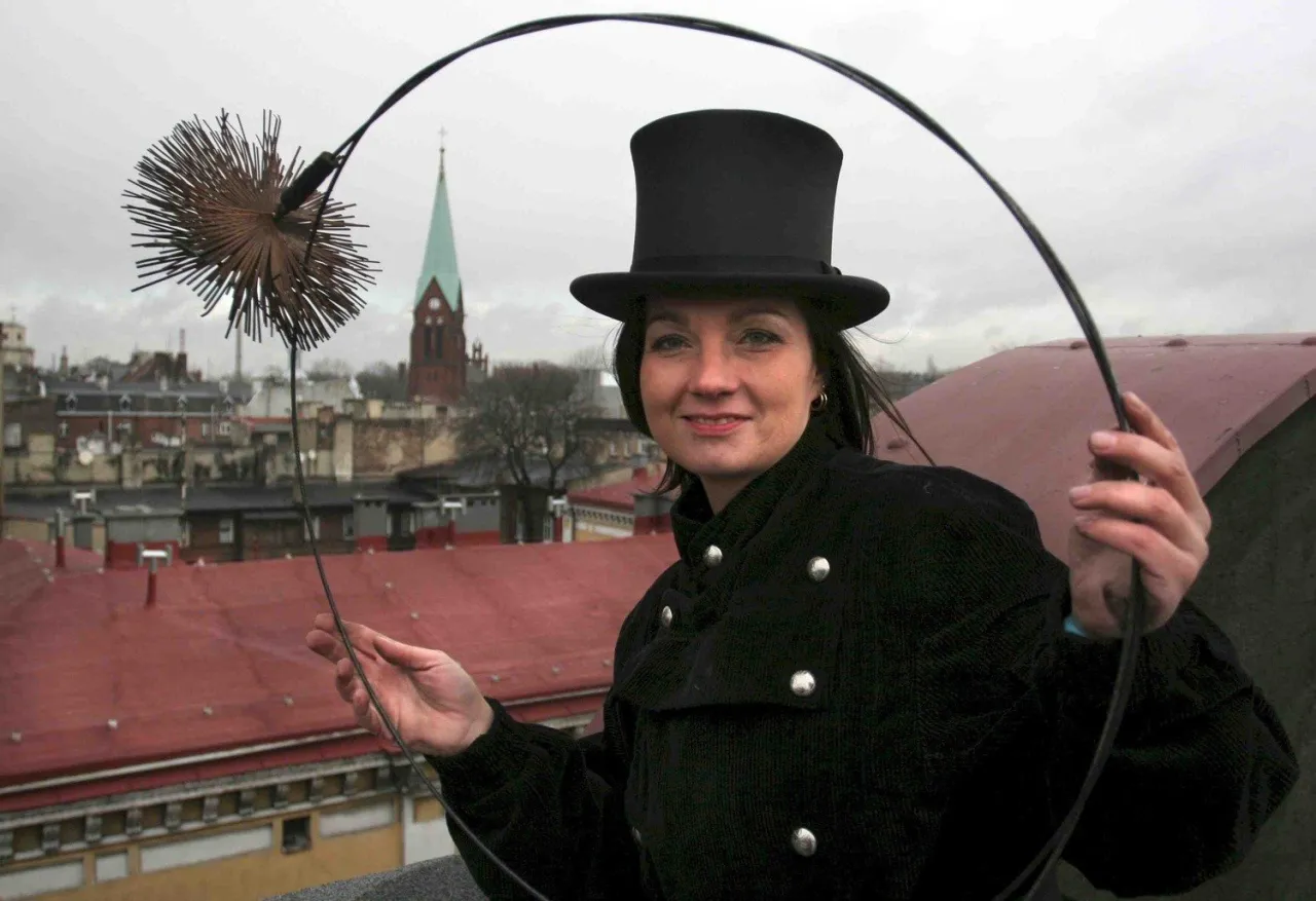 Kominarka w cylindrze trzyma szczotkę, kt&oacute;ra przynosi szczęście. Może to są rzeczy kt&oacute;re przynoszą szczęście w Familiadzie?