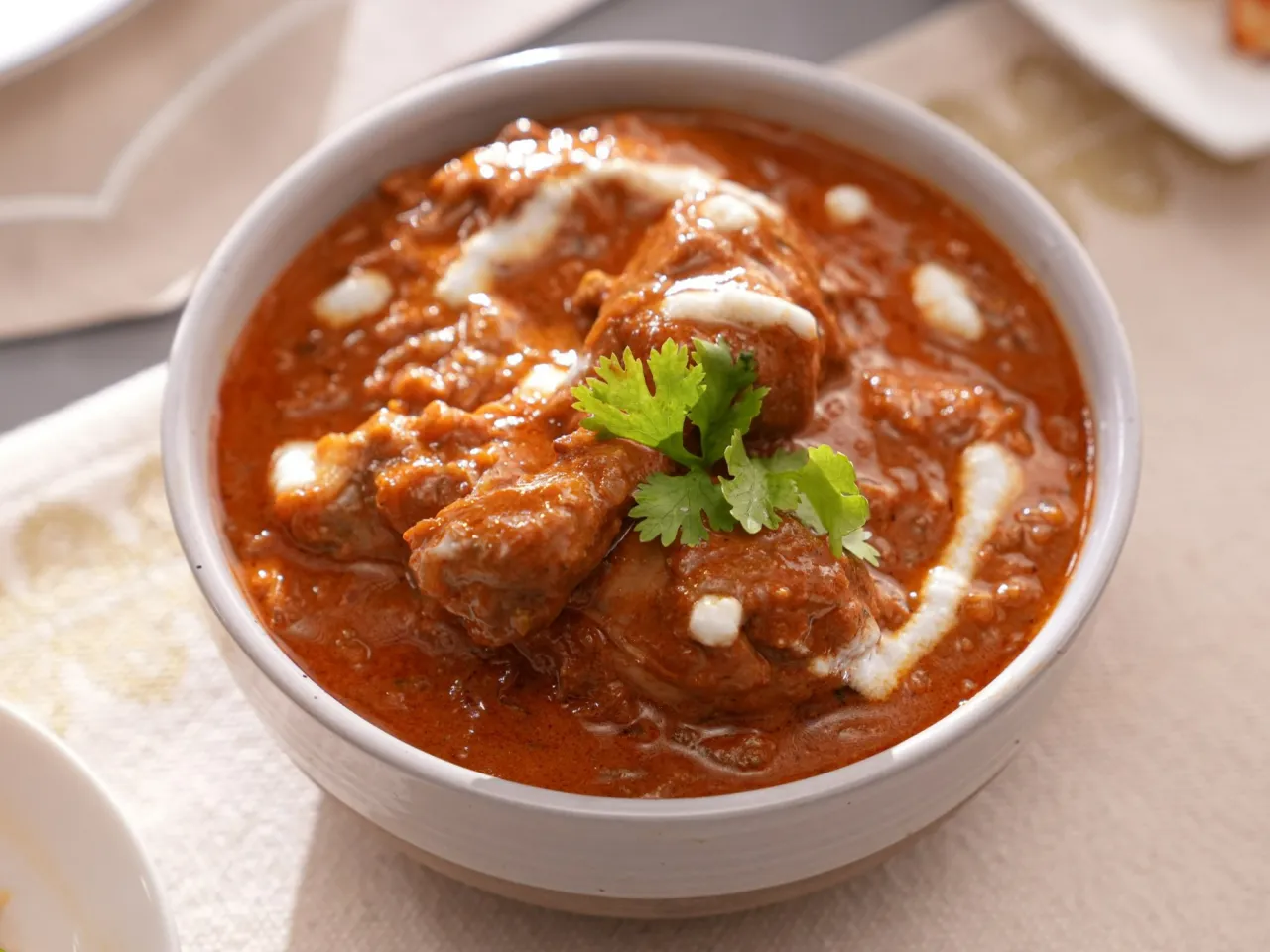 kucharz mieszający curry w garnku