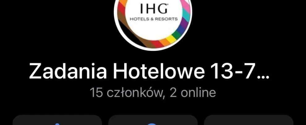Osoba skrupulatnie oceniająca hotel, z notesem i długopisem