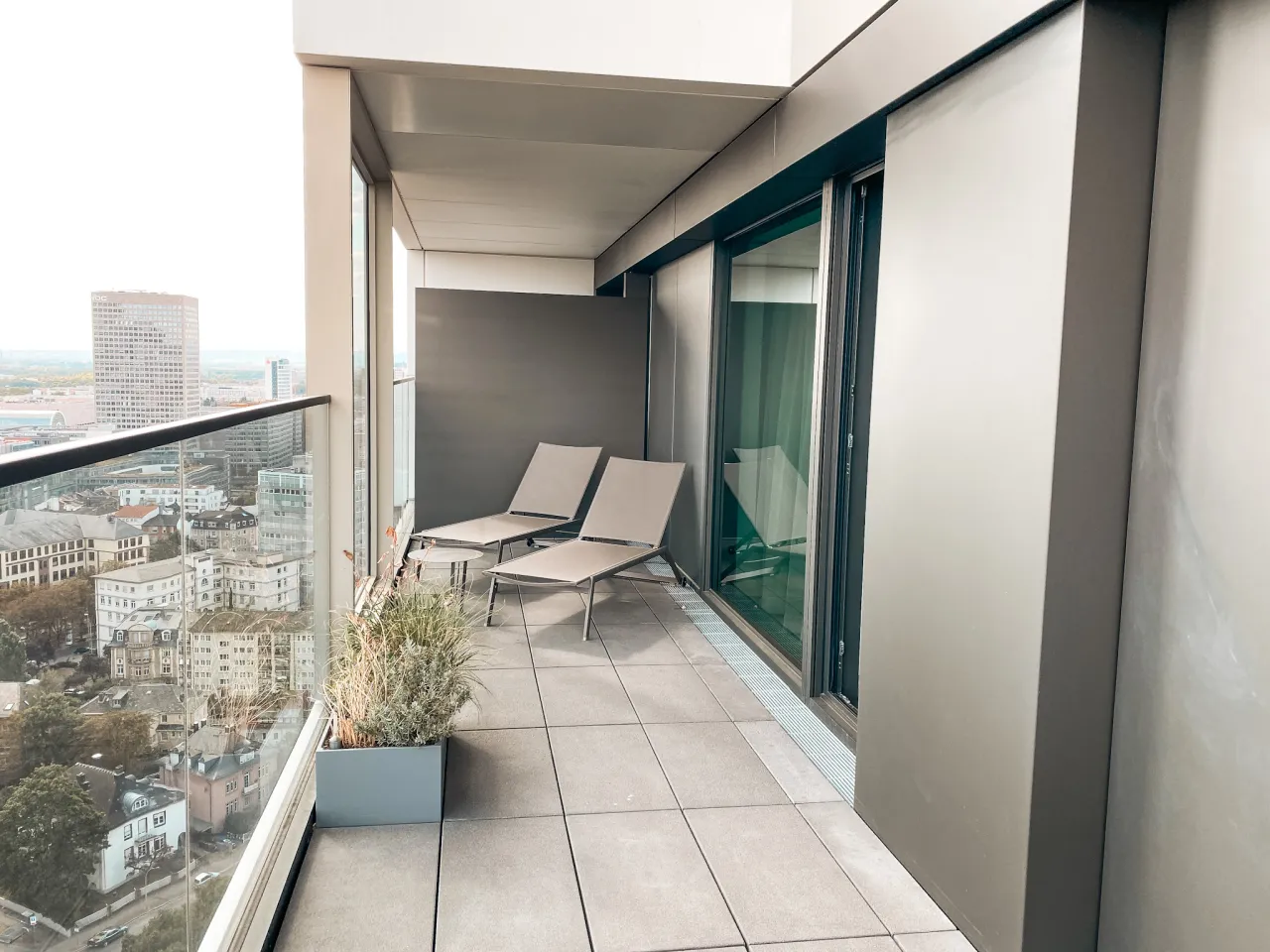 Meli&aacute; Frankfurt City Hotel Zimmer mit Skyline Blick