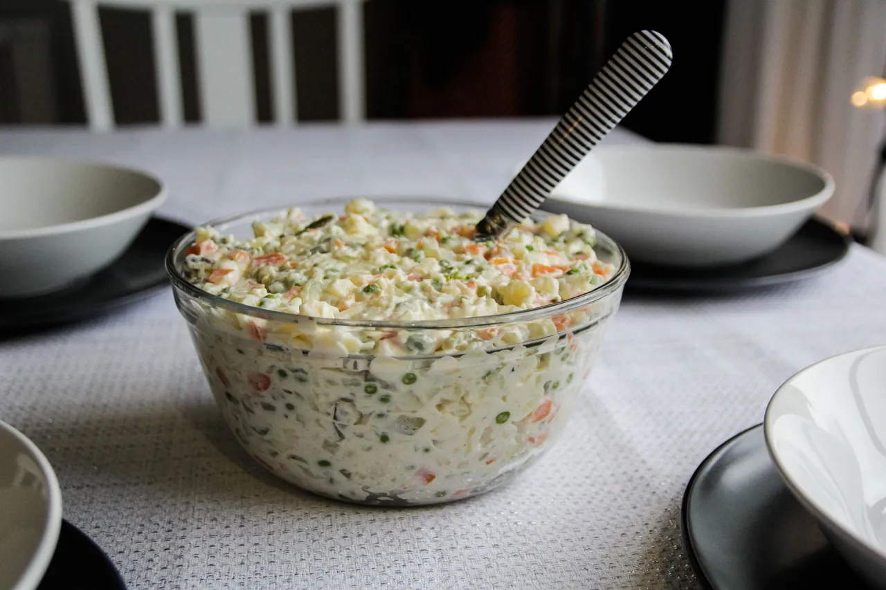 przechowywanie sałatki jarzynowej, jak przechowywać sałatkę w lodówce