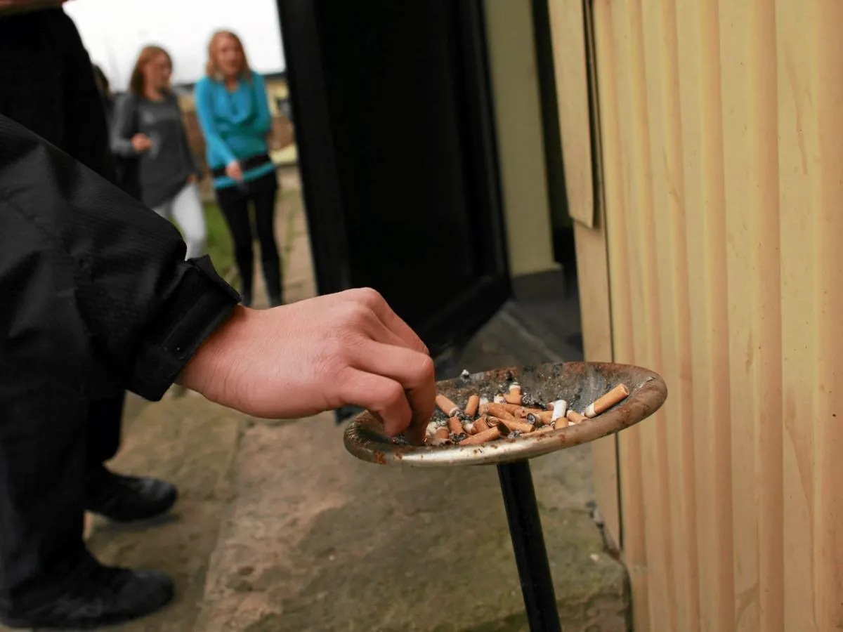 pracownik na przerwie papierosowej