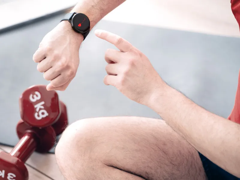 osoba mierząca tętno podczas treningu cardio