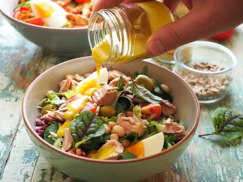 różne sosy do sałatki z tuńczykiem