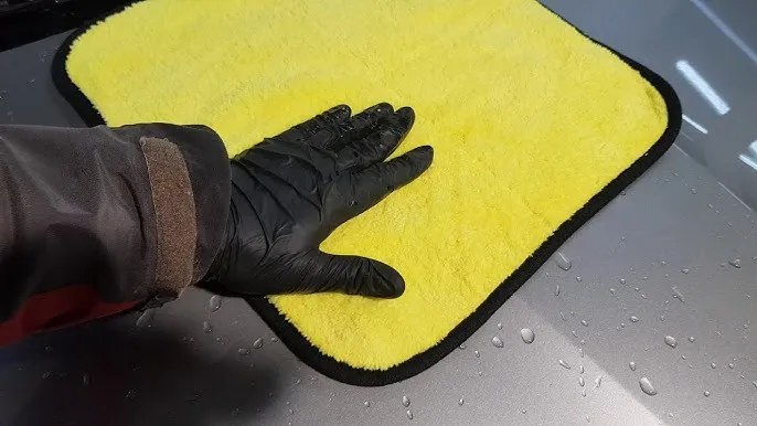 osuszanie auta mikrofibrą po myciu