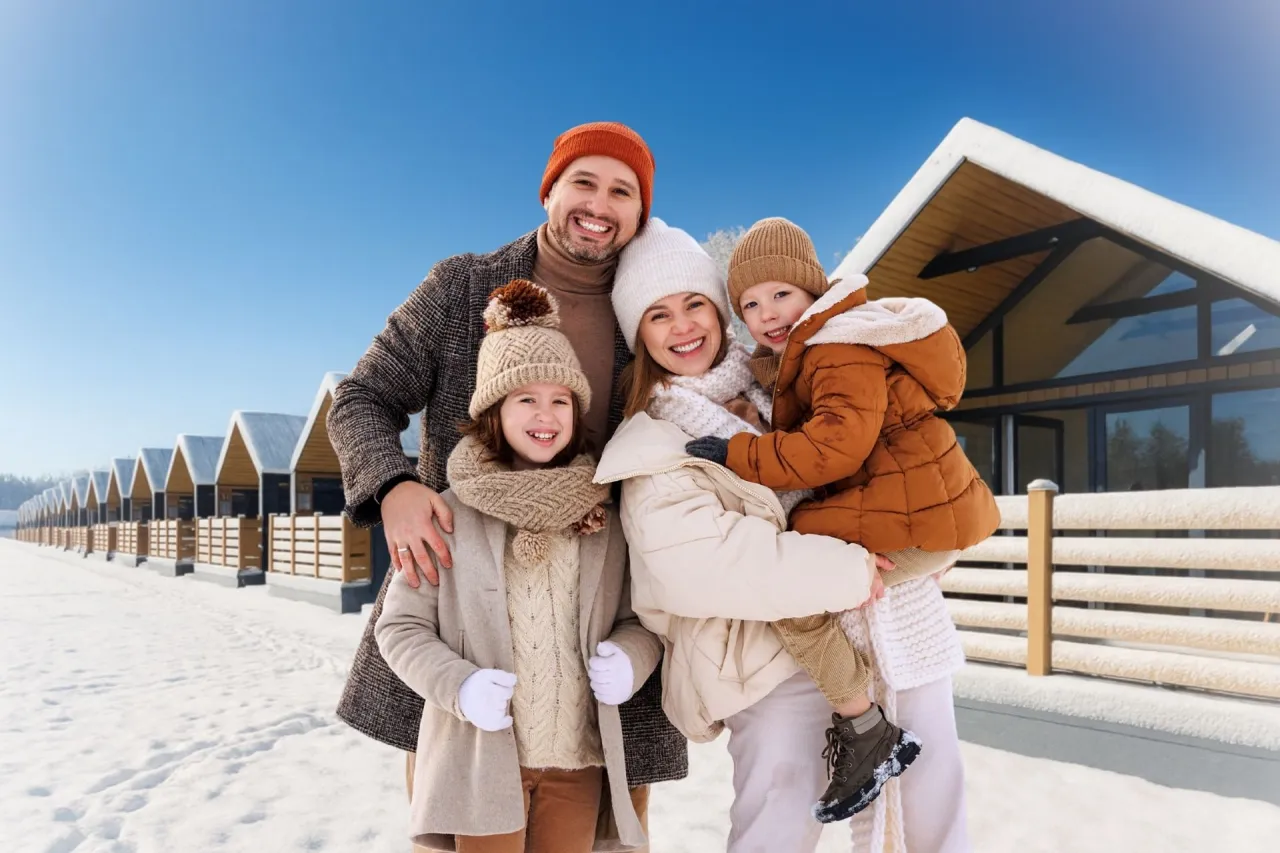 Dzieci bawiące się w aquaparku zimą