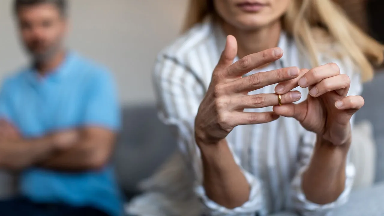 Kobieta zamyślona, dylemat w związku, psychologia relacji