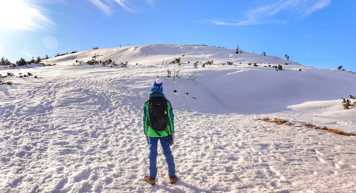 Babia G&oacute;ra zimą, turyści w rakach na szlaku