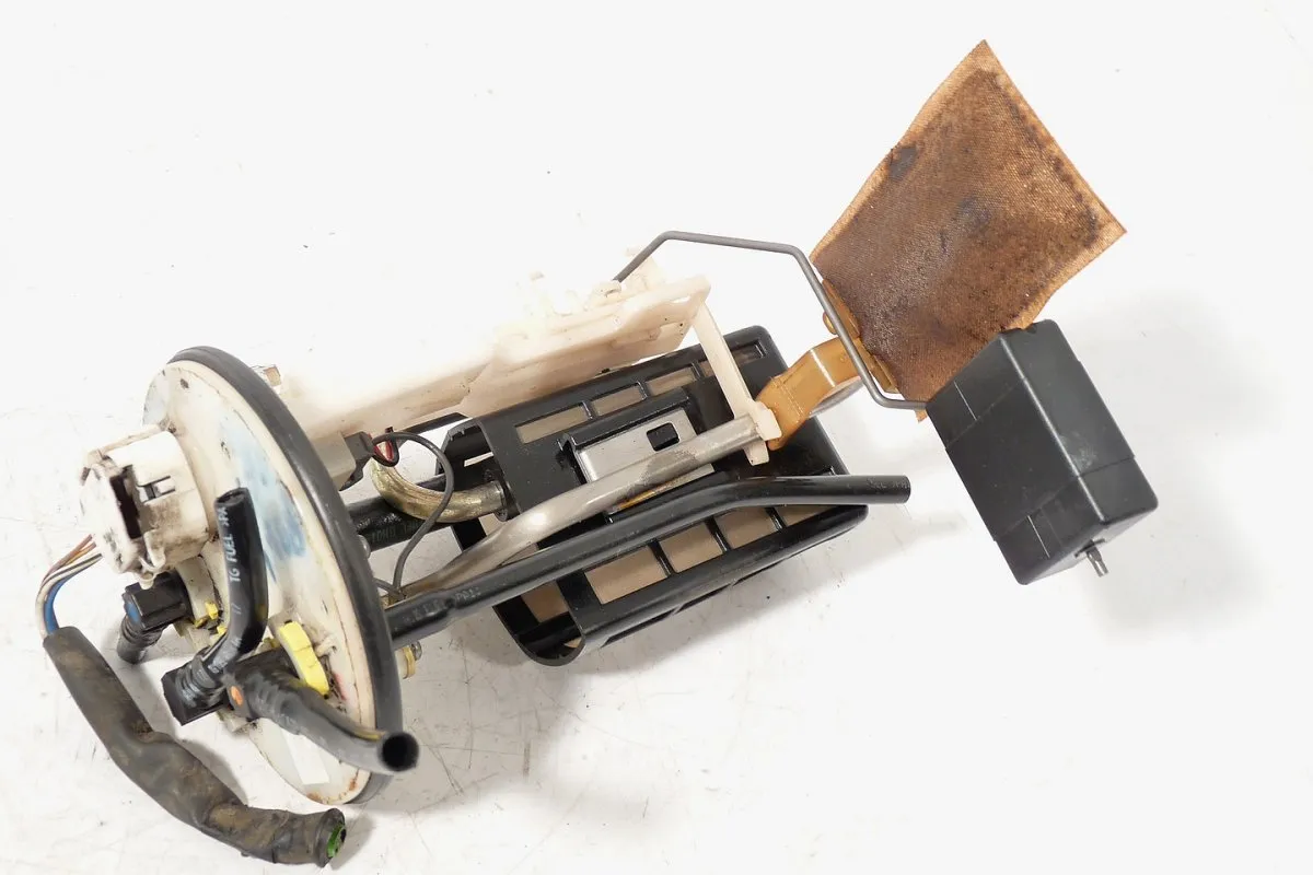 Zespół pompy paliwa do Toyota RAV4, z widocznym filtrem i czujnikiem.