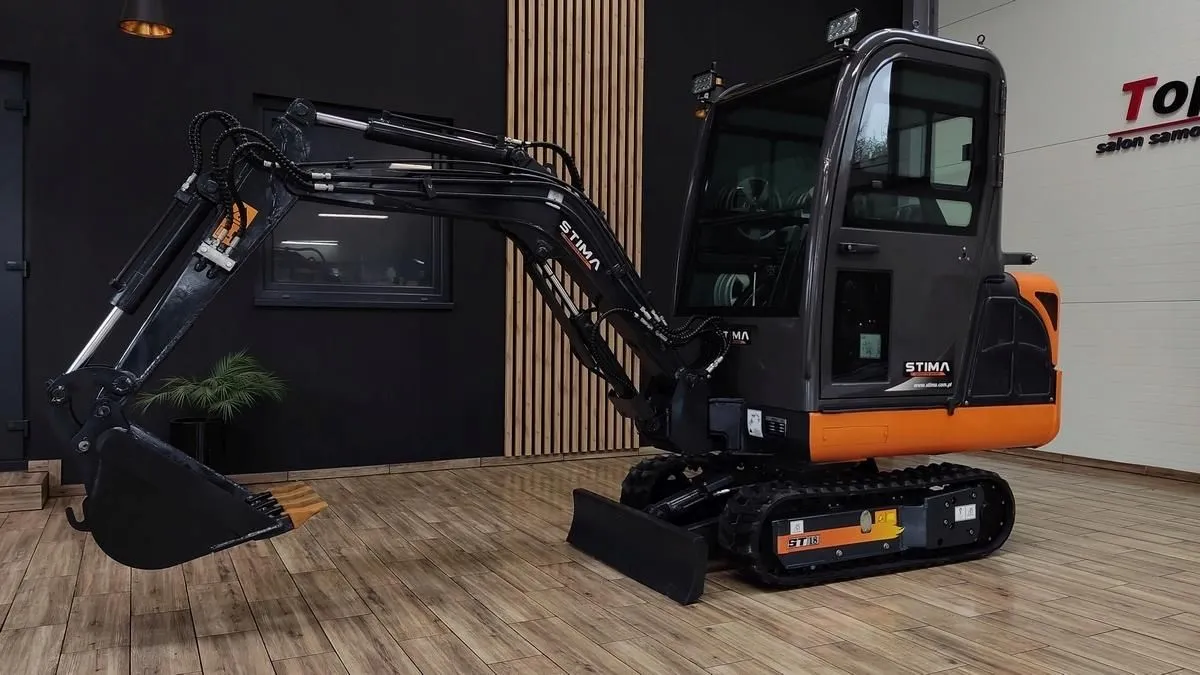 nowa minikoparka w salonie