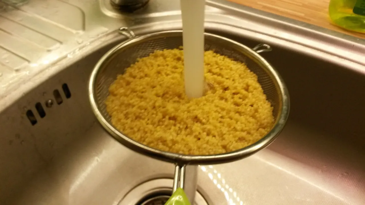 Płukanie kaszy jęczmiennej pod wodą