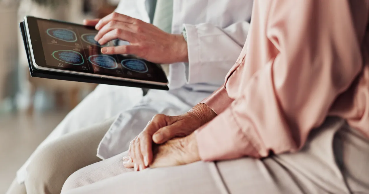 Lekarz wykonujący testy pamięci z pacjentem seniorem