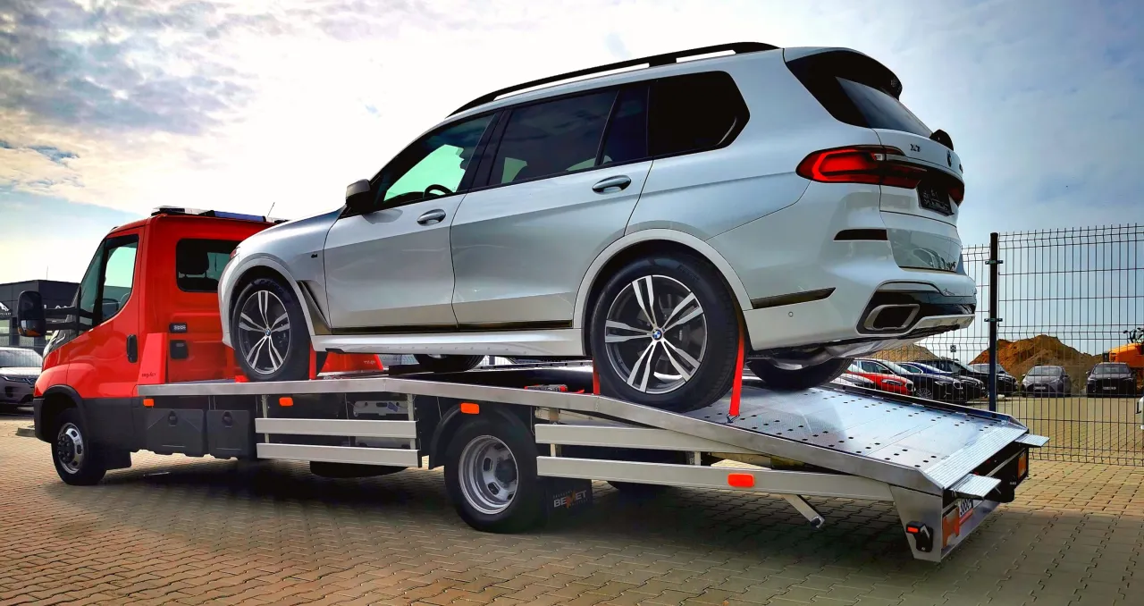 transport samochodu z niemiec laweta vs samodzielny przejazd