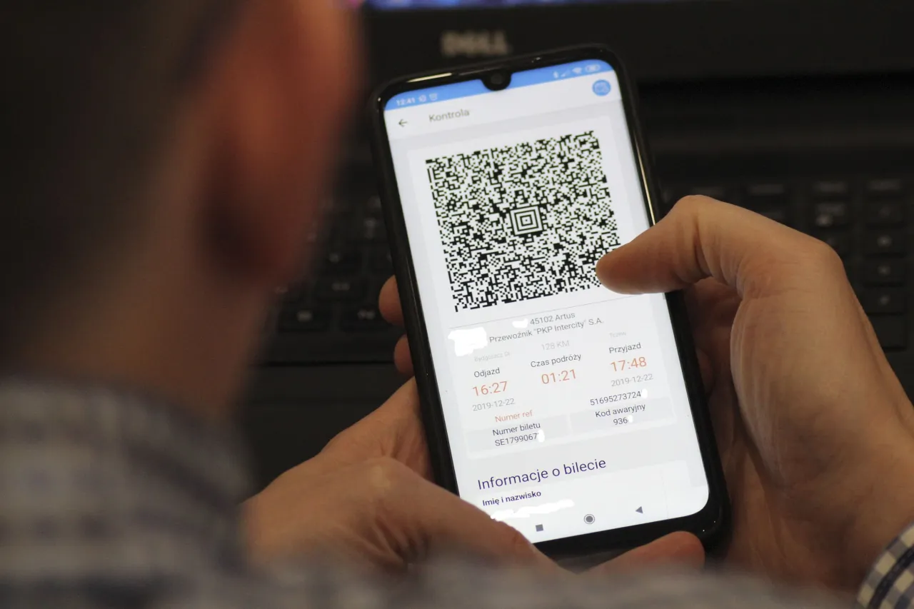 kontrola biletów w pociągu PKP konduktor skanuje kod QR