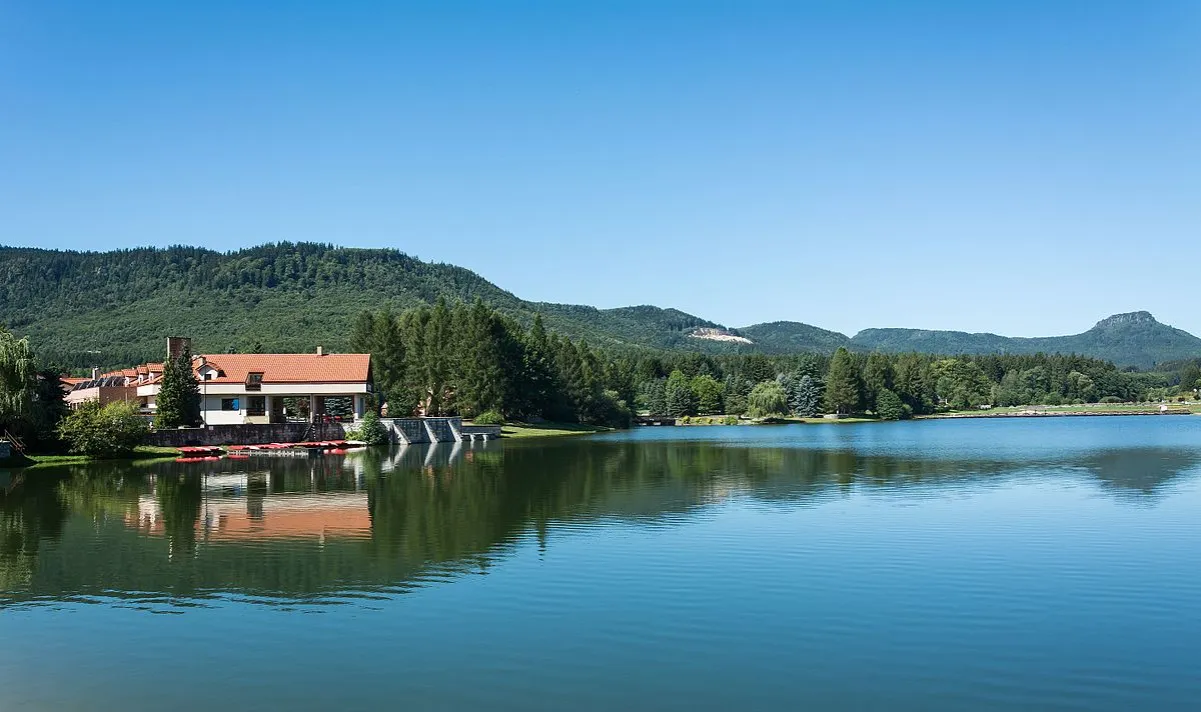 Zalew Radkowski widok na Góry Stołowe