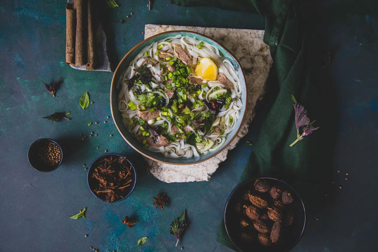 opalona cebula i imbir pho