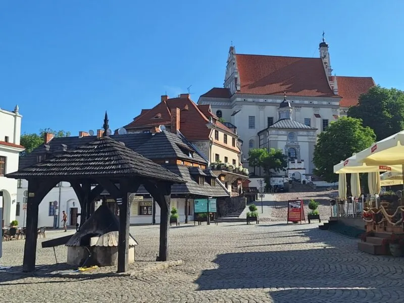 Kazimierz Dolny rynek kamienice studnia