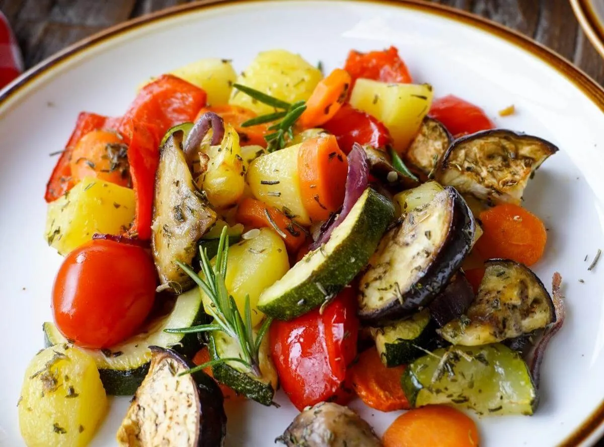 Buntes Gem&uuml;se auf Teller als Hauptgericht