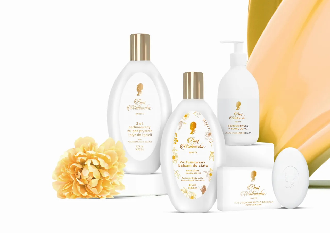 kobieta nakładająca balsam na sk&oacute;rę przed perfumami