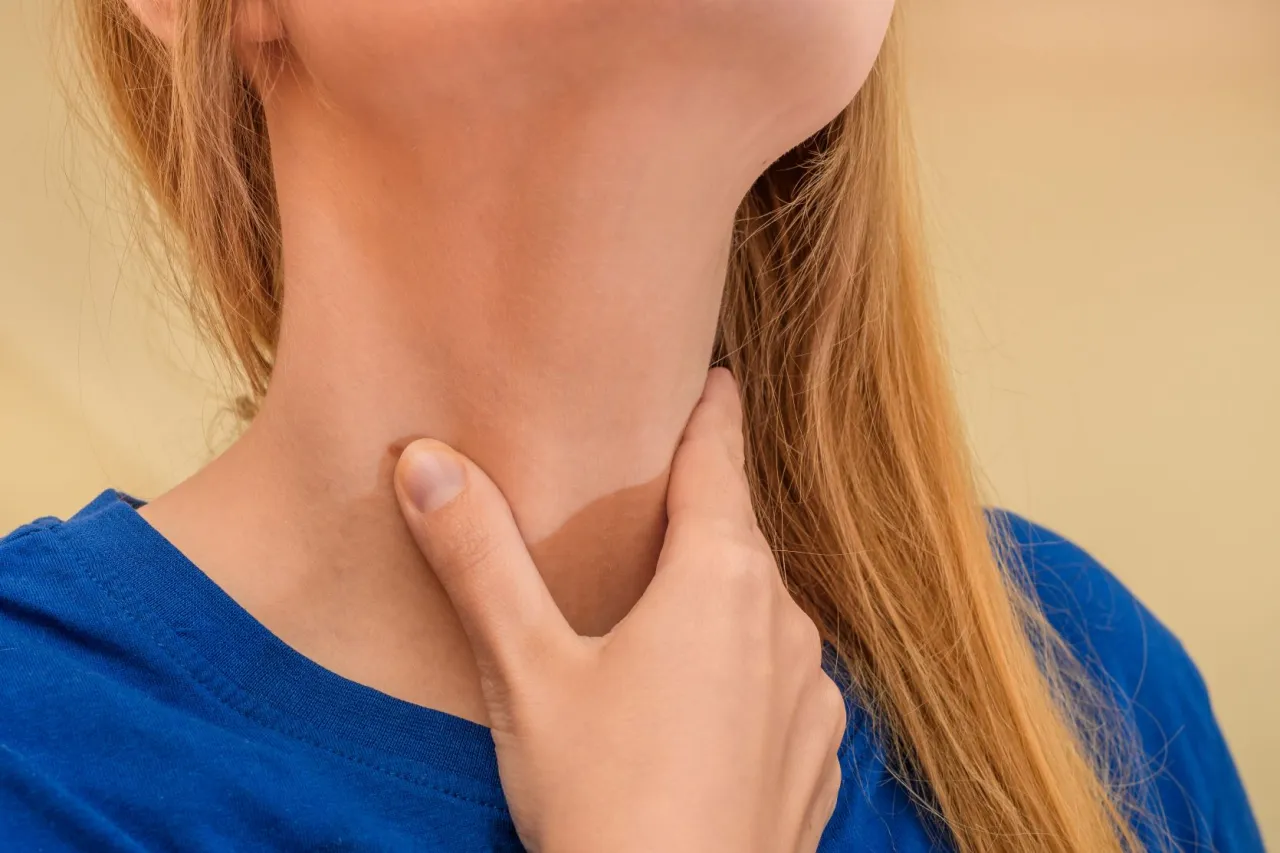 Wczesne objawy raka przełyku, symbolizujące sygnały ostrzegawcze