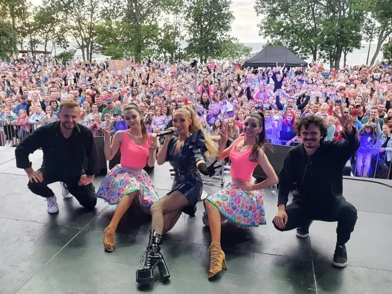 Cleo z fanami lub Cleo na scenie z publicznością