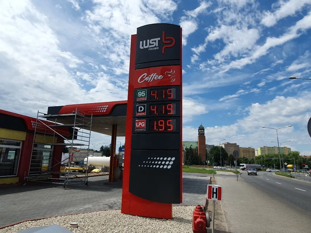 Stacja paliw pylon ceny Polska