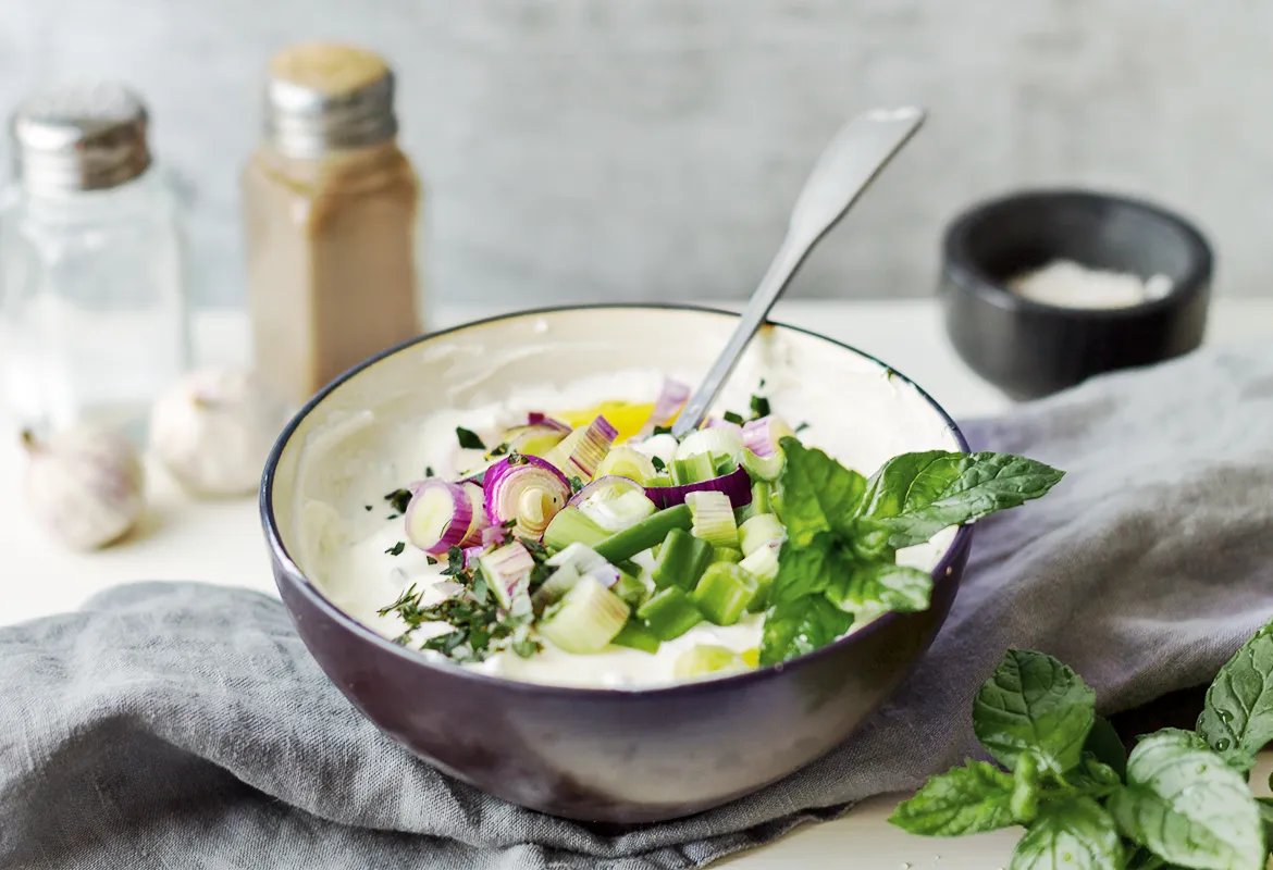 Sos jogurtowy z czosnkiem i ziołami