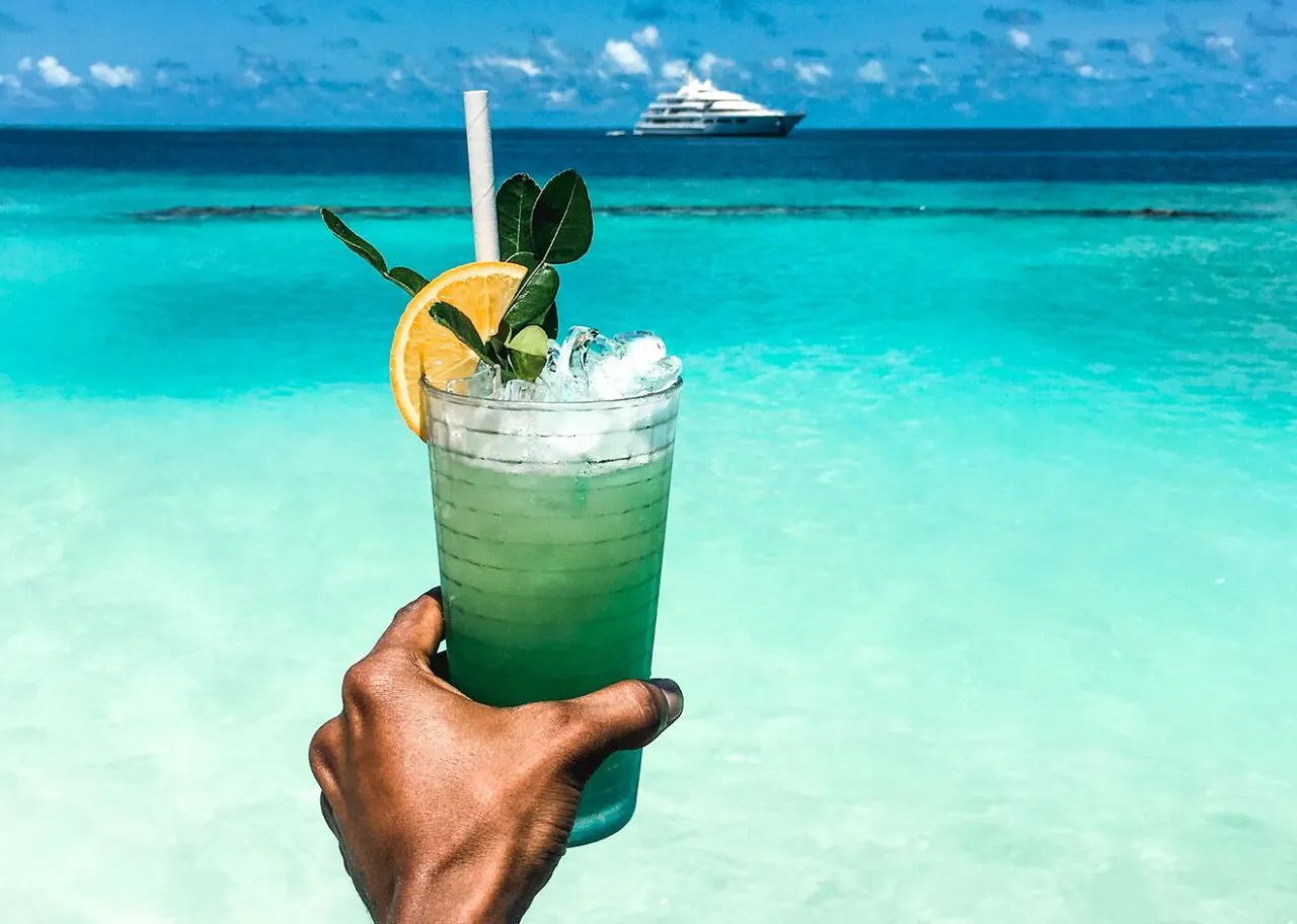 Orzeźwiający drink na plaży