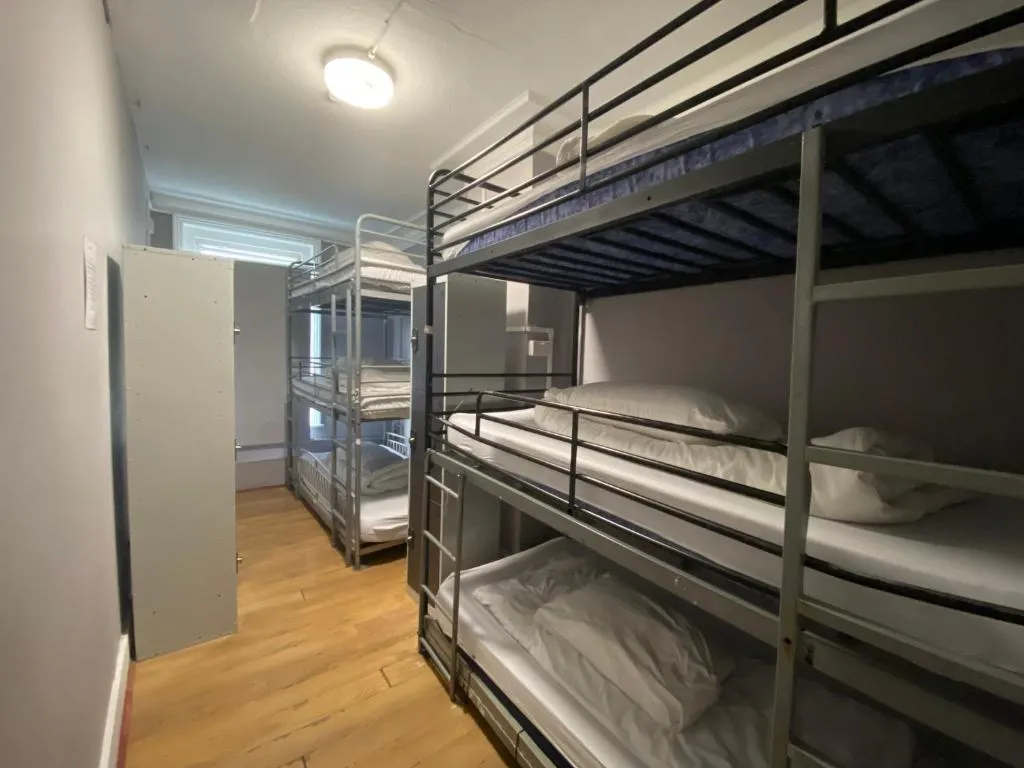 Hostel w Londynie pok&oacute;j wieloosobowy wnętrze