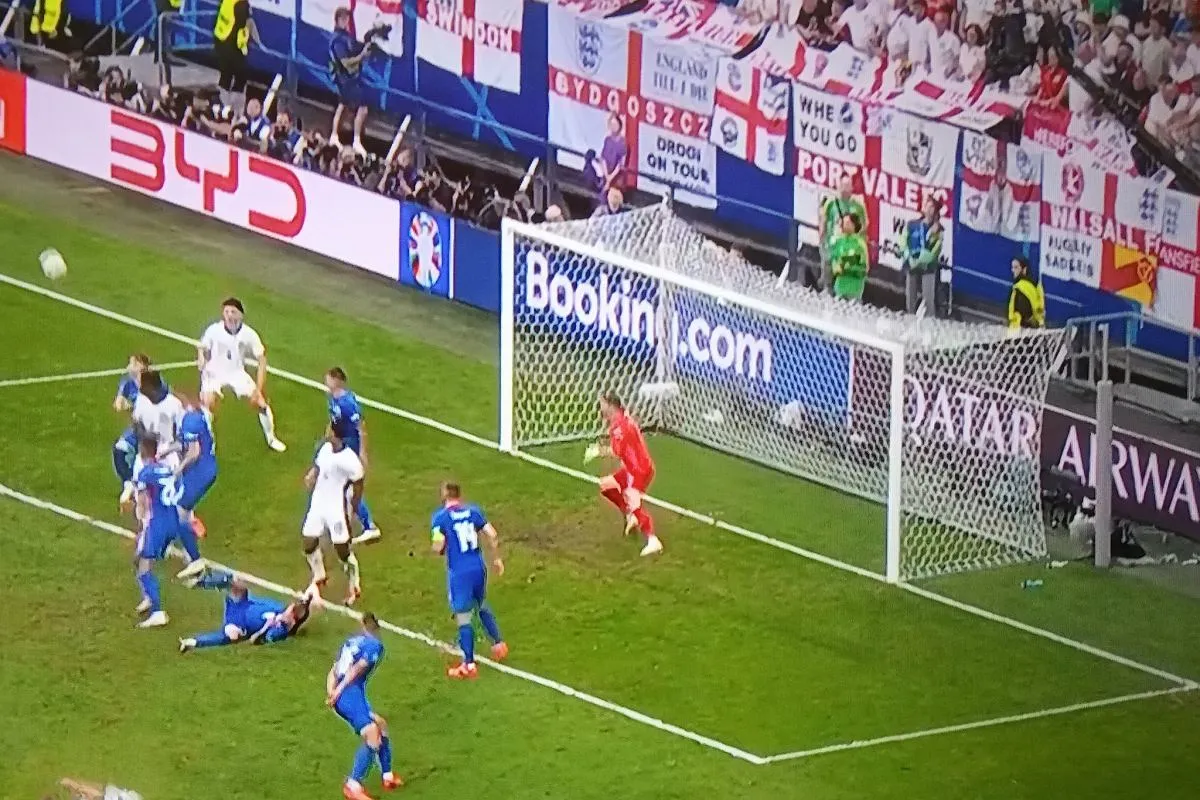 Angielska flaga na meczu piłki nożnej