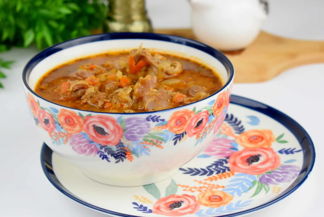 zupa z żołądk&oacute;w drobiowych gotowa w talerzu