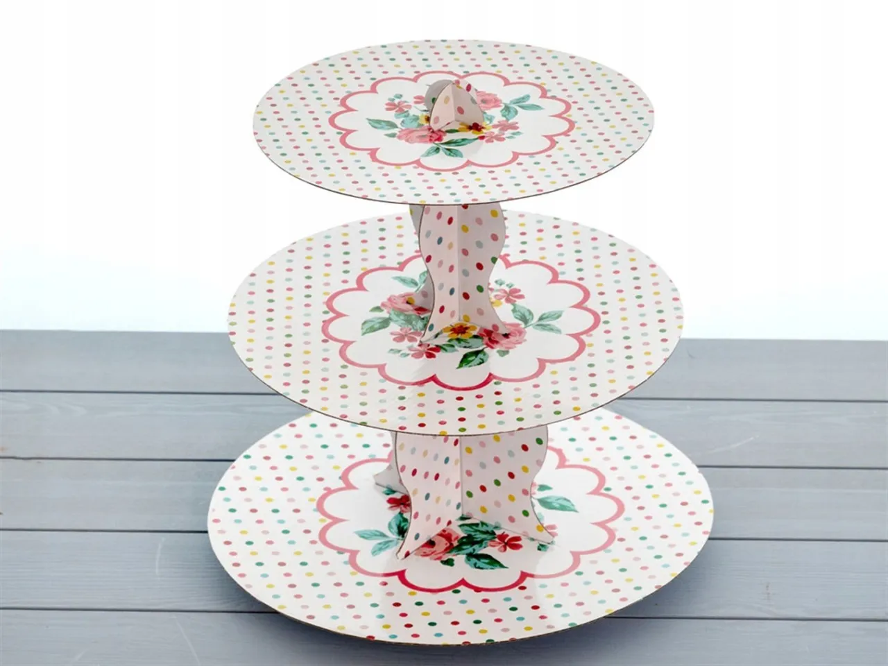 stojak na babeczki z kartonu zalety