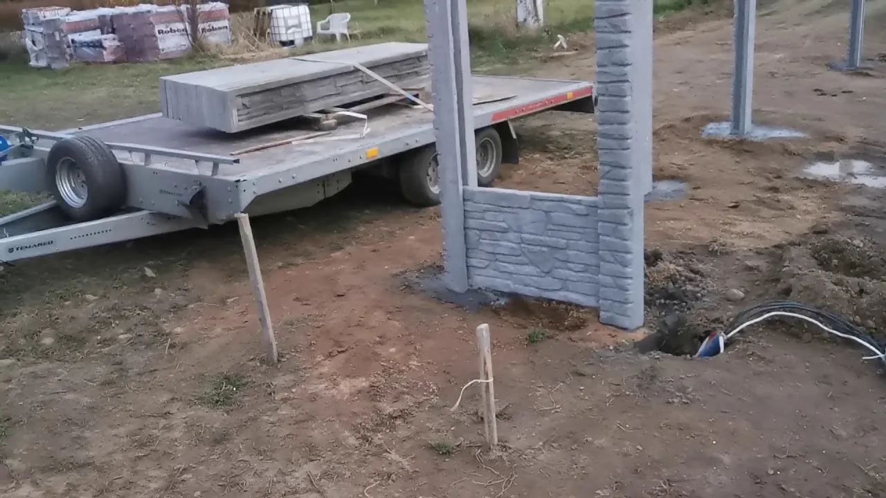 montaż płotu betonowego słupki i fundamenty